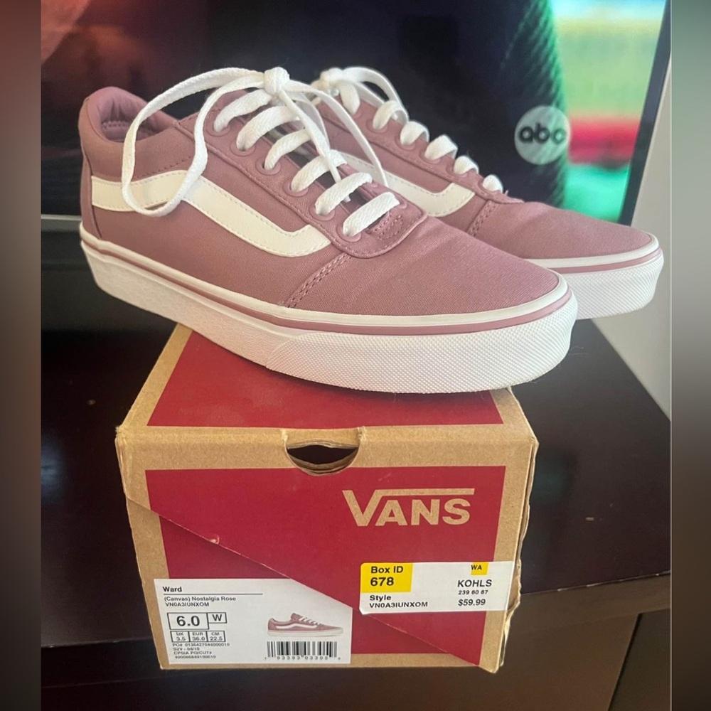 Vans Ward (Canvas) Nostalgia Rose
Size Women 6.0 (fits Youth 4.5)